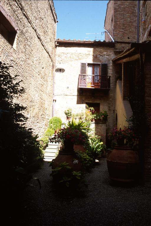 HinterhofSanGimignano