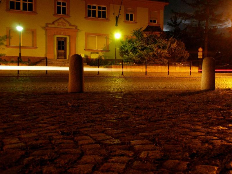 Standesamt in Hoyerswerda bei Nacht.