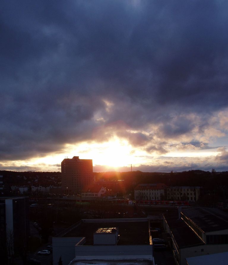 Vor Öffnen Sonnenbrille aufsetzen!!