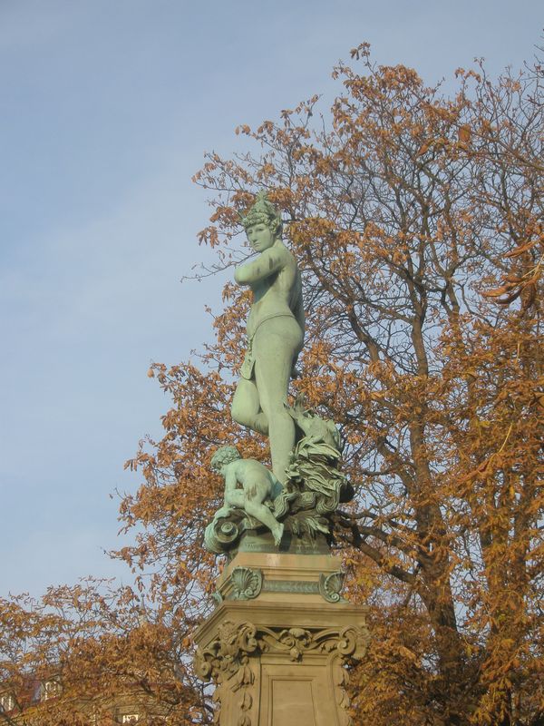 Nereide (Meeresnymphe) -Die Dame- , hochoben am Eugensplatz.