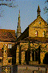 Kirchenfront und Brunnen